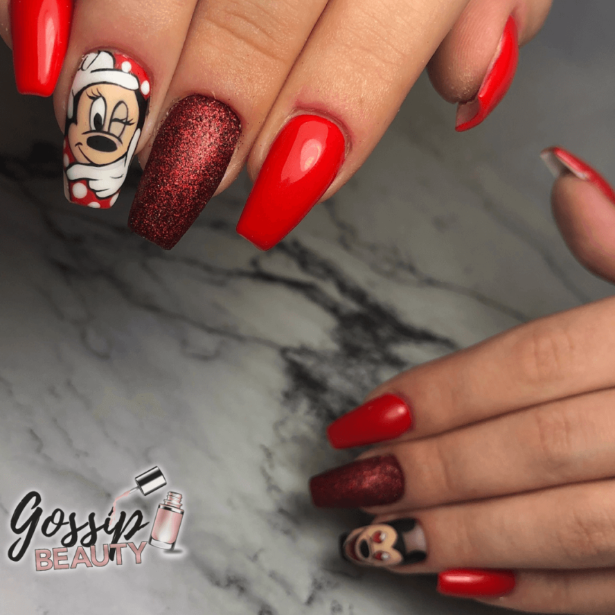 C'est une pose d'ongles en gel sur capsule avec nail art disney de Mickey et Minnie version noël réalisé à Poitiers dans l'institut Gossip Beauty