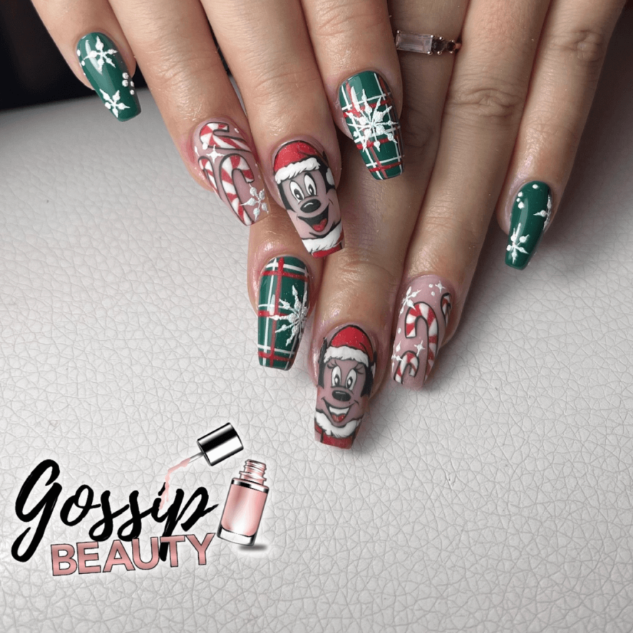 C'est une pose d'ongles en gel sur capsule avec nail art disney de Mickey et Minnie version noël réalisé à Poitiers dans l'institut Gossip Beauty