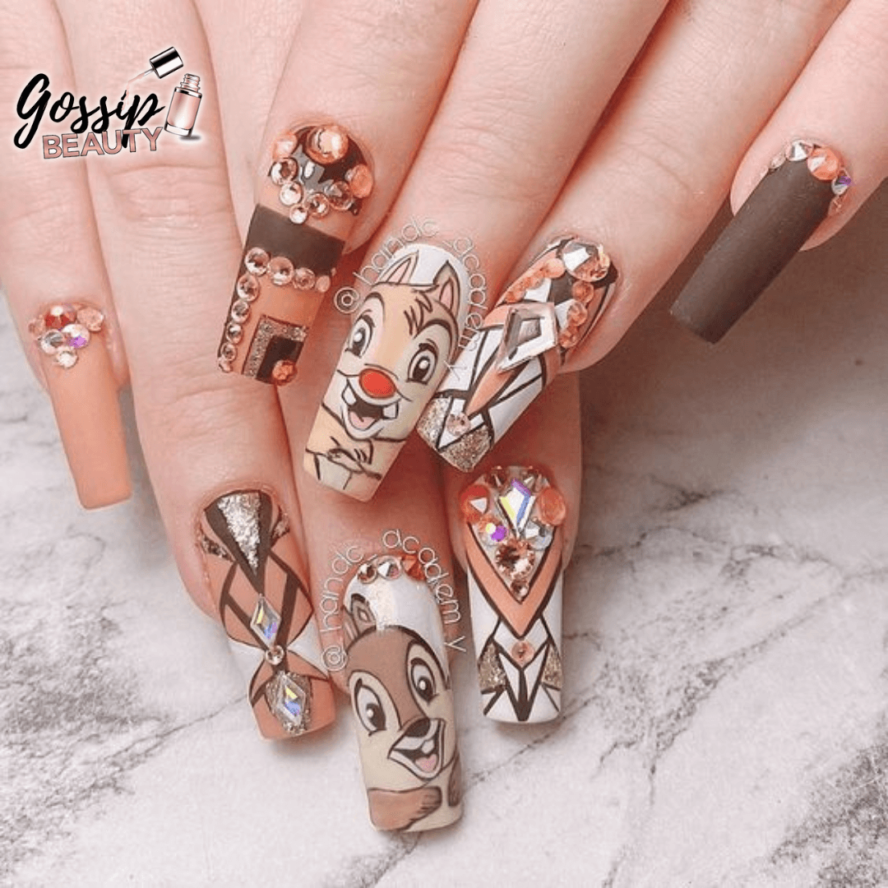 C'est une pose d'ongles en gel sur capsule avec nail art disney de tic et tac réalisé à Poitiers dans l'institut Gossip Beauty