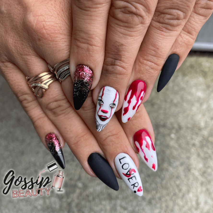 C'est une pose d'ongles en gel sur capsule avec nail art clown du film ça version Halloween réalisé à Poitiers dans l'institut Gossip Beauty