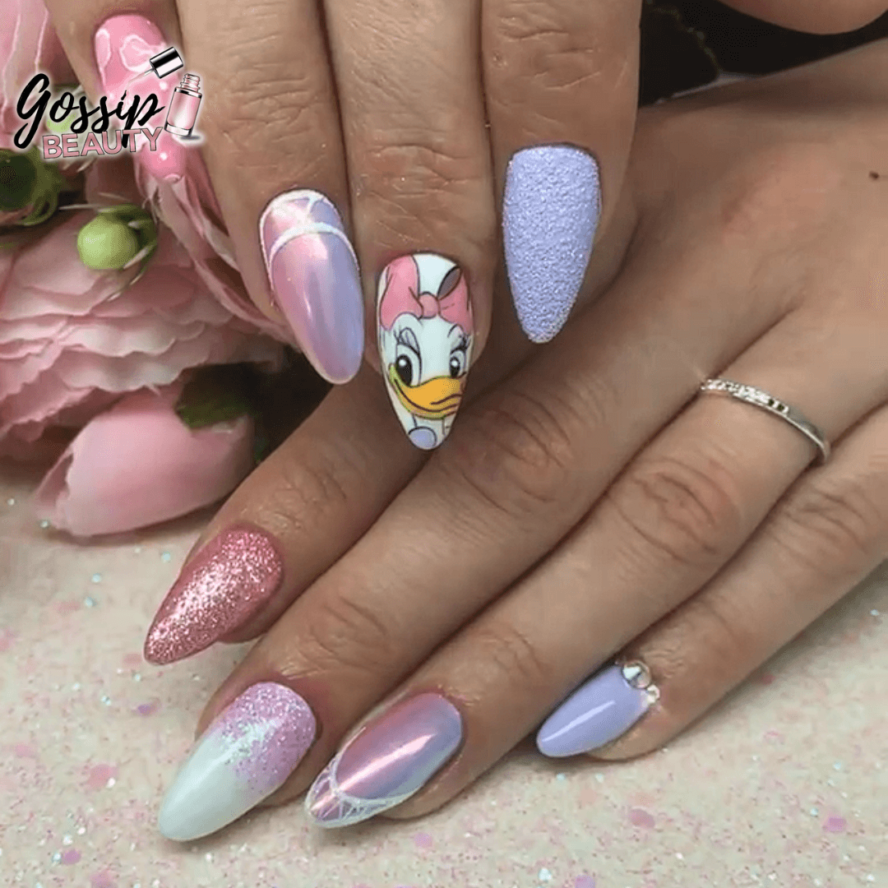 C'est une pose d'ongles en gel sur capsule avec nail art disney de daisy duck réalisé à Poitiers dans l'institut Gossip Beauty