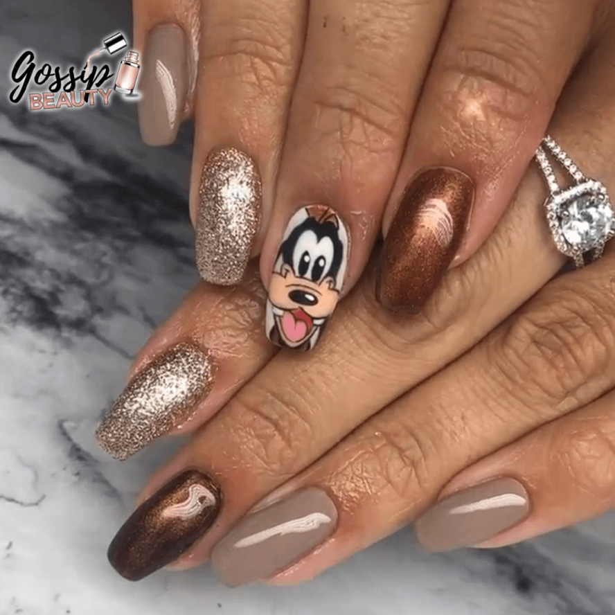 C'est une pose d'ongles en gel sur capsule avec nail art disney de dingo réalisé à Poitiers dans l'institut Gossip Beauty