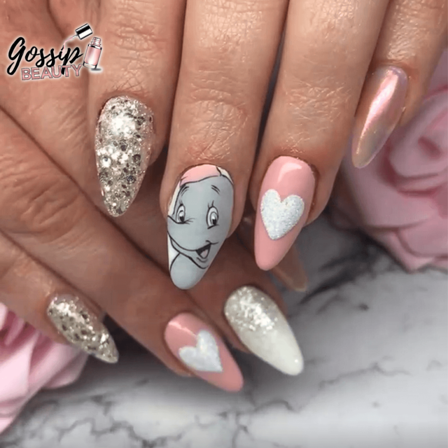 C'est une pose d'ongles en gel sur capsule avec nail art disney de dumbo l'éléphant réalisé à Poitiers dans l'institut Gossip Beauty