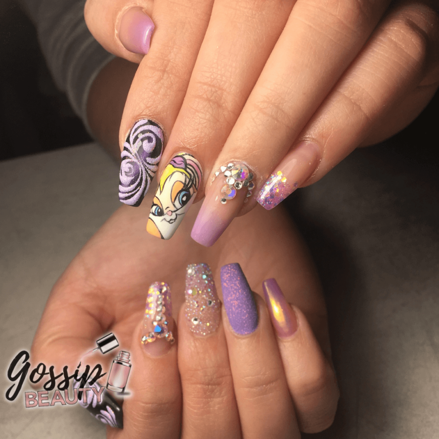 C'est une pose d'ongles en gel sur capsule avec nail art disney de lola bunny des looney tunes réalisé à Poitiers dans l'institut Gossip Beauty