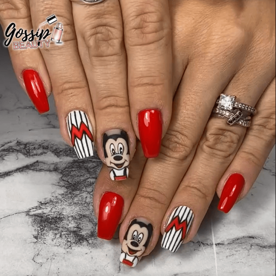 C'est une pose d'ongles en gel sur capsule avec nail art disney de mickey réalisé à Poitiers dans l'institut Gossip Beauty