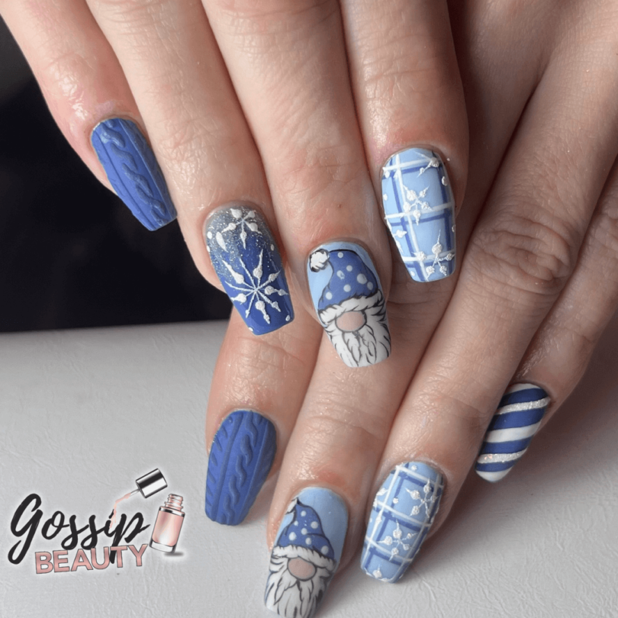 C'est une pose d'ongles en gel sur capsule avec nail art disney de nain de noël réalisé à Poitiers dans l'institut Gossip Beauty