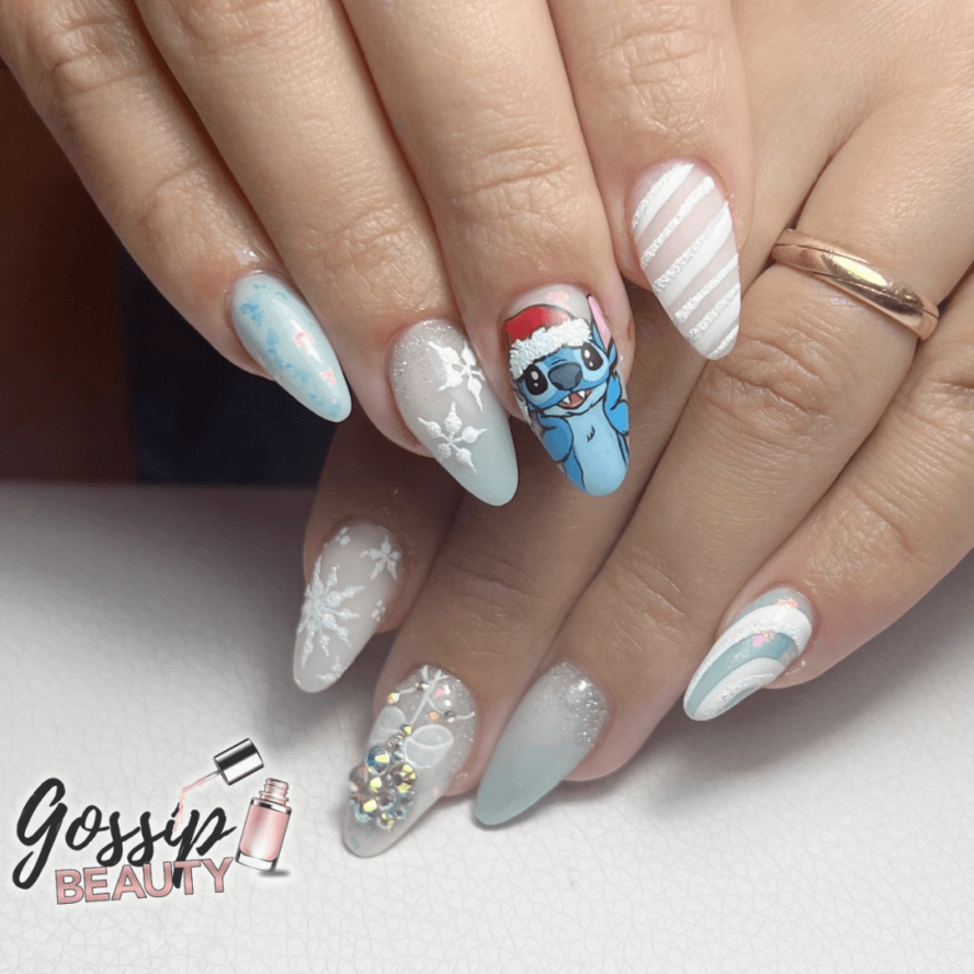 C'est une pose d'ongles en gel sur capsule avec nail art disney de Stitch de Lilo & Stitch version noël réalisé à Poitiers dans l'institut Gossip Beauty