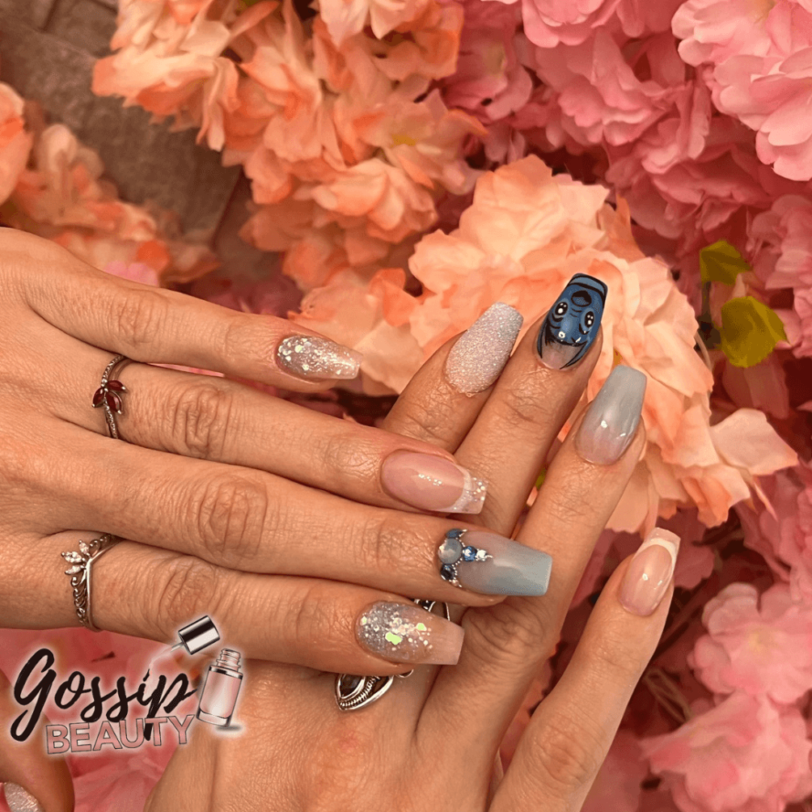 C'est une pose d'ongles en gel sur capsule avec nail art disney de Stitch dans Lilo & Stitch réalisé à Poitiers dans l'institut Gossip Beauty