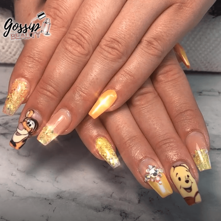 C'est une pose d'ongles en gel sur capsule avec nail art disney de winnie et tigrou réalisé à Poitiers dans l'institut Gossip Beauty