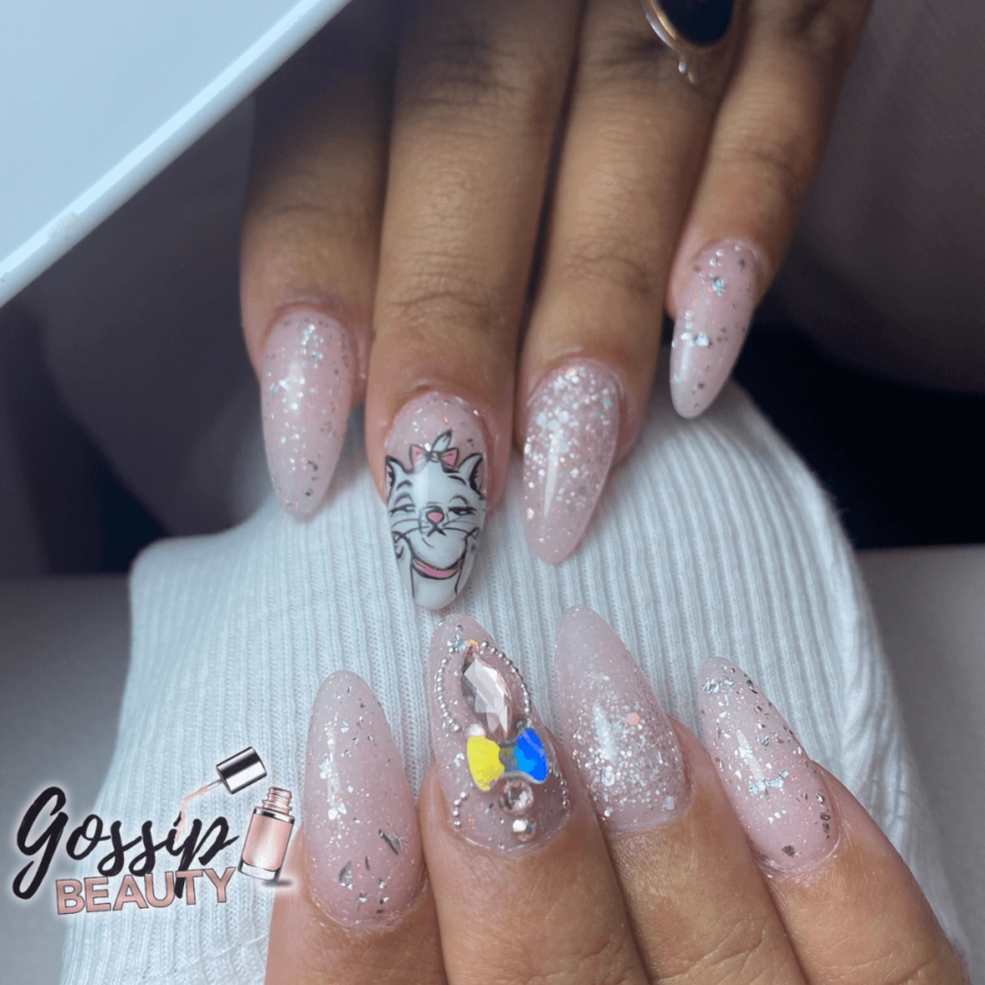 C'est une pose d'ongles en gel sur capsule avec nail art disney de marie des aristochats réalisé à Poitiers dans l'institut Gossip Beauty