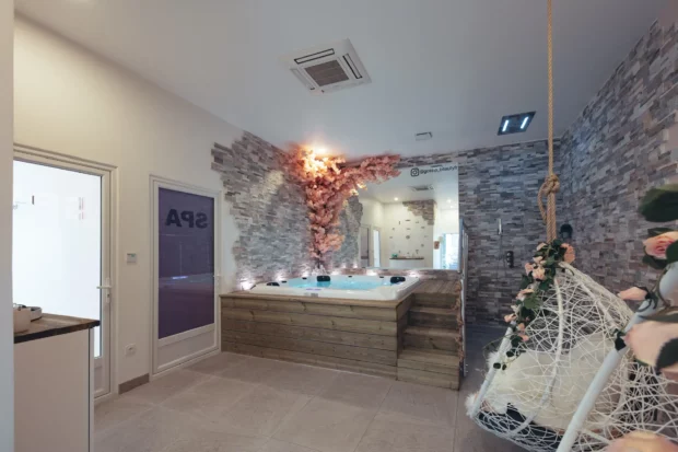 Un espace de détente muni d'un spa à remous, douche sensorielle, oeufs suspendus à poitiers sud